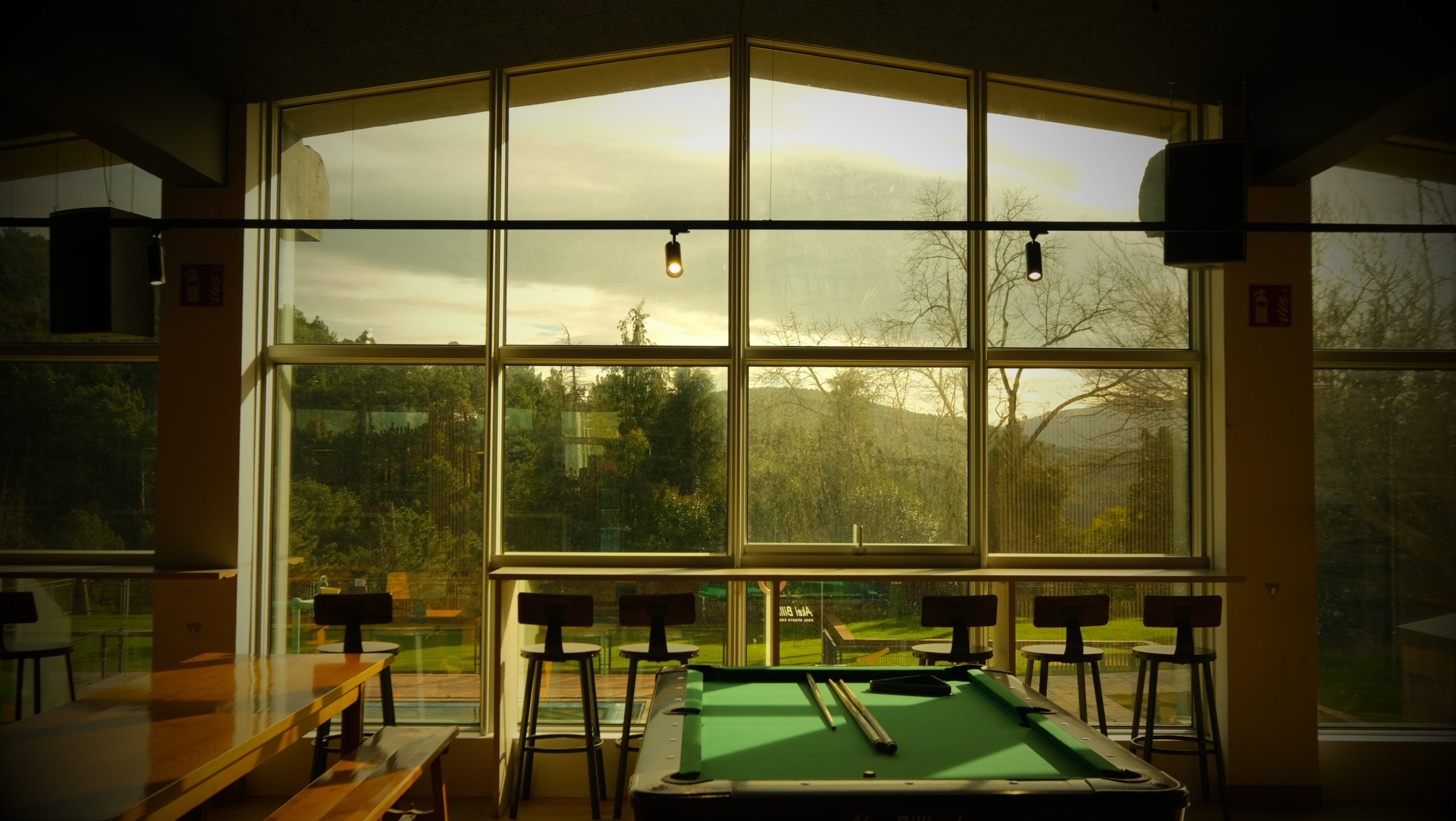 Interior del bar Basoa Galdakao con zona de billar y vistas al monte.